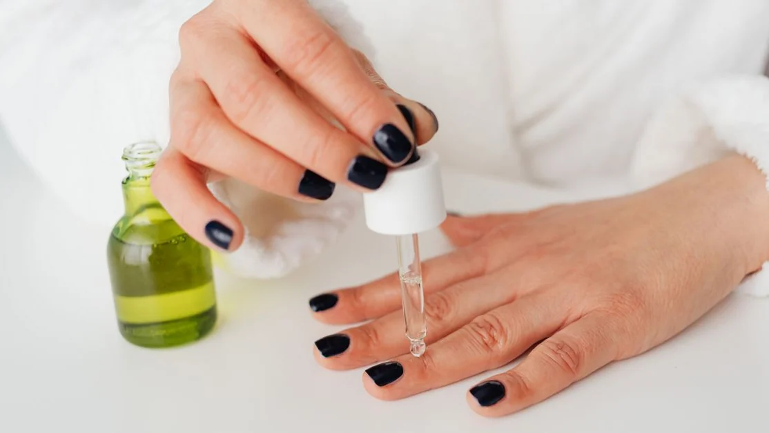 Mains et ongles en gros plan dans une routine beauté