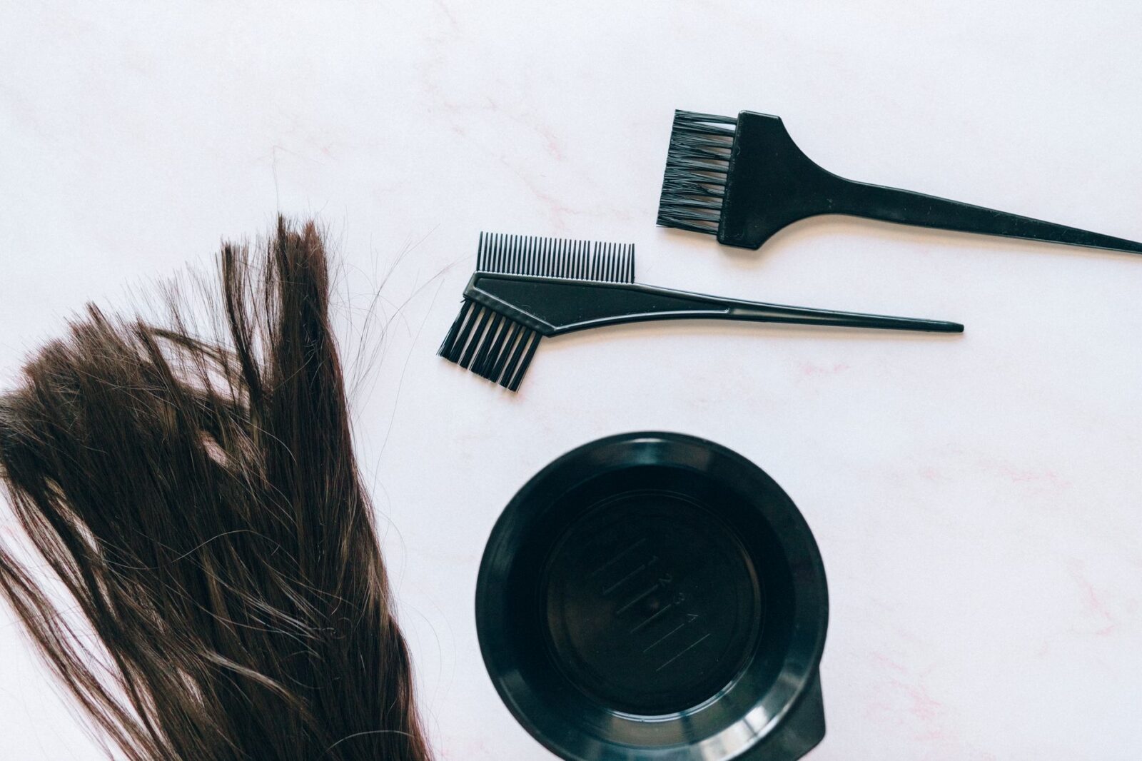 Décoloration sur cheveux blancs : ce qu'il faut savoir avant de se lancer