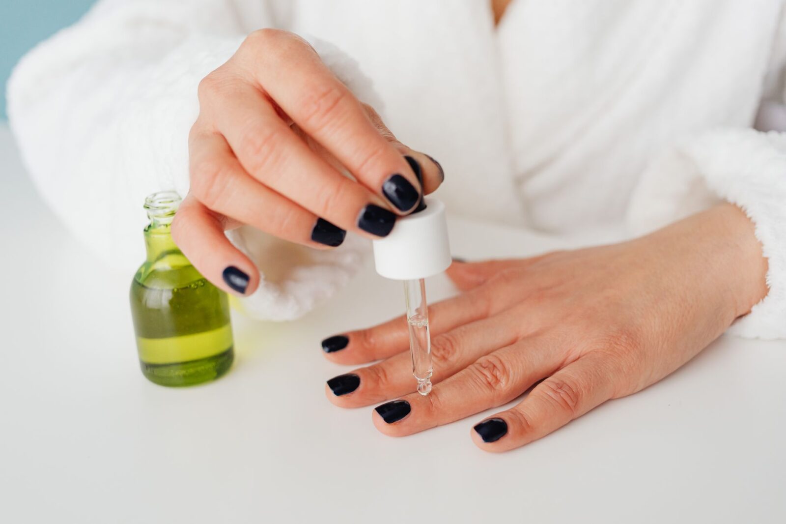 Ongles striés : gestes beauté et erreurs à éviter pour les renforcer