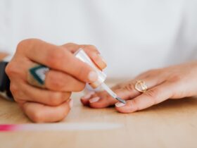 Taches blanches sur les ongles : causes courantes et bons réflexes beauté